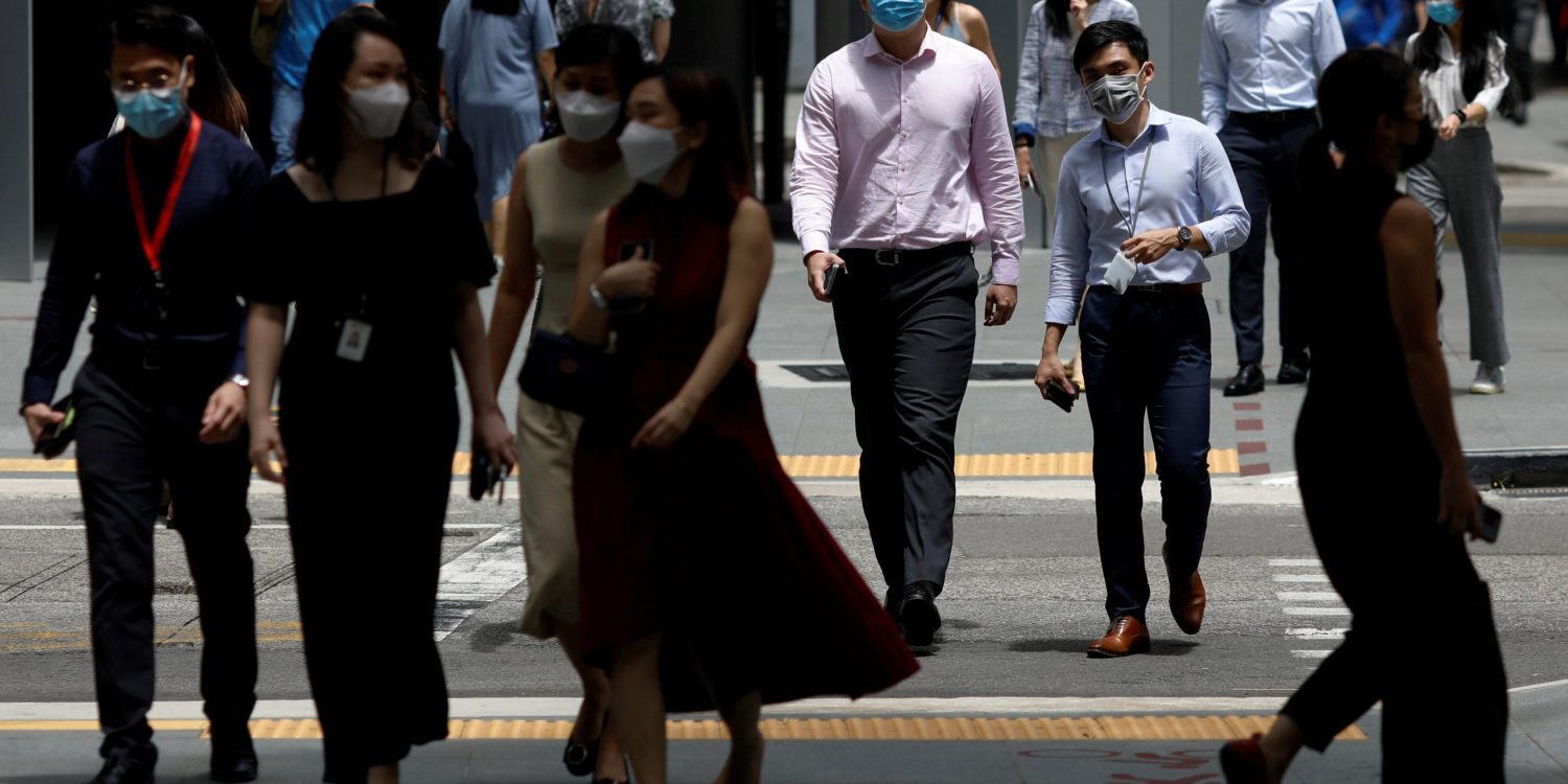 FILE PHOTO: Office workers spend their lunch breaks at the central business district during the coronavirus disease (COVID-19) outbreak in Singapore September 8, 2021. REUTERS/Edgar Su